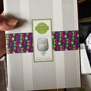 Scentsy White Plug-In Warmer with Pink, Green and Blue Accent